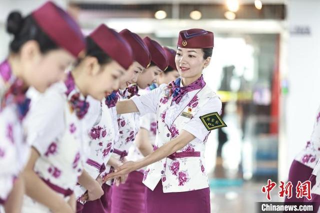 重慶動(dòng)車乘務(wù)員開展禮儀培訓(xùn)，以專業(yè)風(fēng)貌迎接“五一”客流高峰